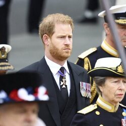 El Príncipe Harry con gesto compungido en el funeral de la Reina Isabel II