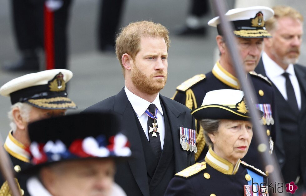 El Príncipe Harry con gesto compungido en el funeral de la Reina Isabel II