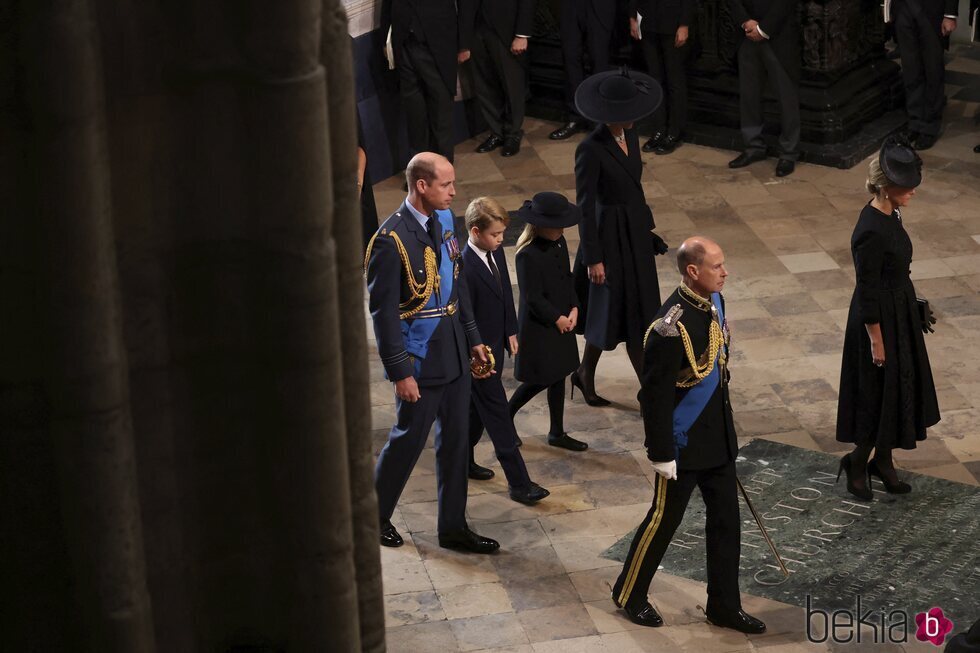 El Príncipe Guillermo, Kate Middleton y sus hijos, el Príncipe George y la Princesa Charlotte en el funeral de Isabel II