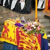 Los Reyes Carlos y Camilla y el féretro de la Reina Isabel en su funeral