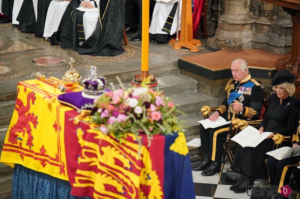 Los Reyes Carlos y Camilla y el féretro de la Reina Isabel en su funeral