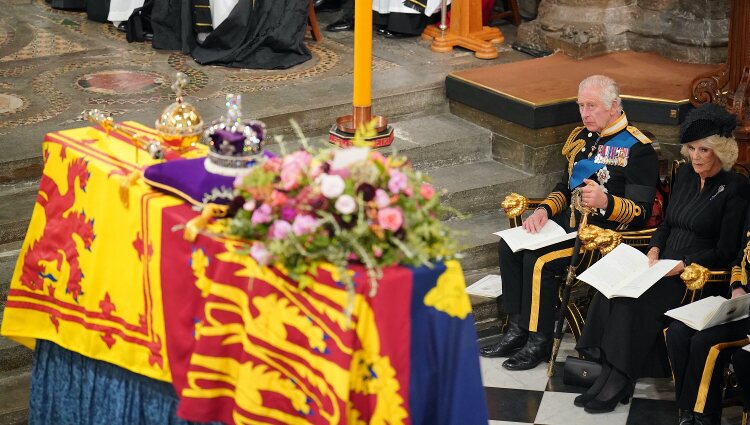 Los Reyes Carlos y Camilla y el féretro de la Reina Isabel en su funeral