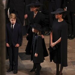 Kate Middleton, Meghan Markle, el Príncipe George y la Princesa Charlotte en el funeral de Isabel II