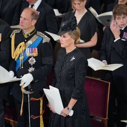 El Príncipe Eduardo, la Condesa de Wessex y sus hijos, Lady Louise y James en el funeral de Isabel II