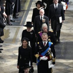 Los Reyes Felipe y Letizia, Felipe y Matilde de Bélgica y Simeón de Bulgaria en el funeral de Isabel II