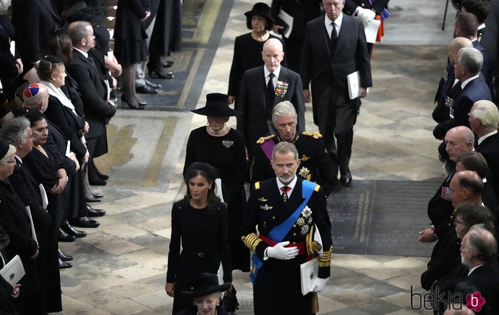 Los Reyes Felipe y Letizia, Felipe y Matilde de Bélgica y Simeón de Bulgaria en el funeral de Isabel II