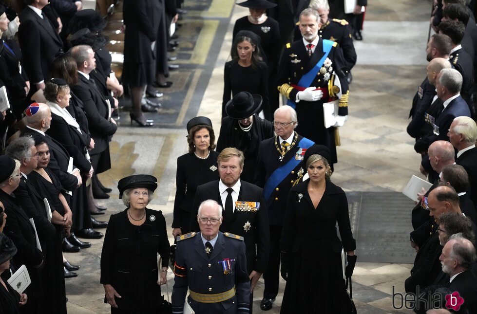 Beatriz, Guillermo y Máxima de Holanda, Carlos Gustavo y Silvia de Suecia y Margarita de Dinamarca en el funeral de Isabel II