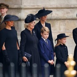 Meghan Markle, Kate Middleton, la Reina Camilla, el Príncipe George y la Princesa Charlotte y la Condesa de Wessex en el funeral de Isabel II