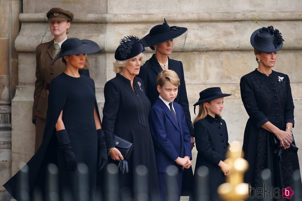 Meghan Markle, Kate Middleton, la Reina Camilla, el Príncipe George y la Princesa Charlotte y la Condesa de Wessex en el funeral de Isabel II