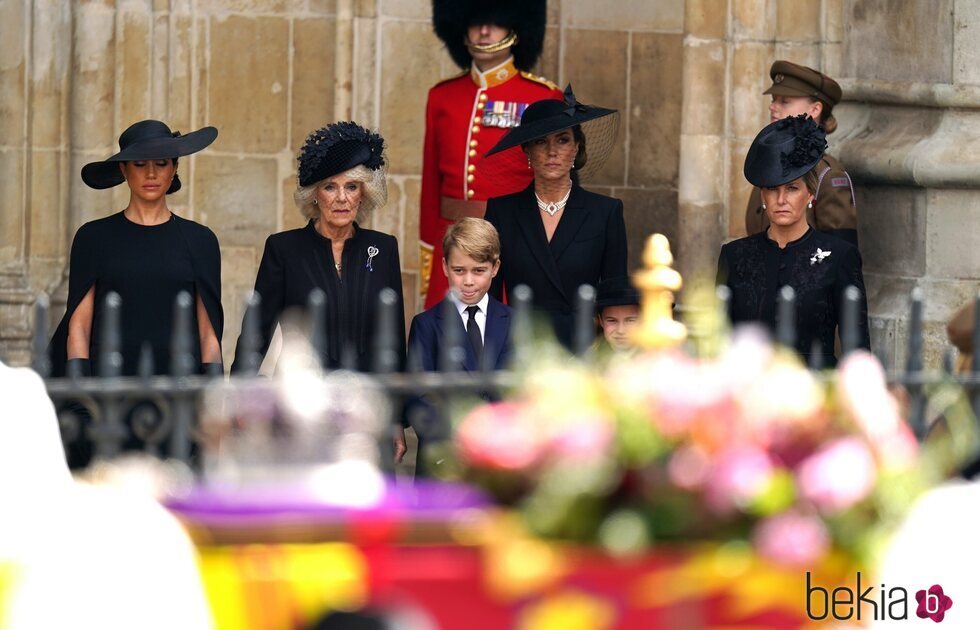 Meghan Markle, la Reina Camilla, los Príncipes George y Charlotte, Kate Middleton y la Condesa de Wessex en el funeral de Isabel II