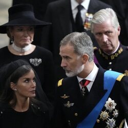 La Reina Letizia y el Rey Felipe conversan a la entrada al funeral de la Reina Isabel II