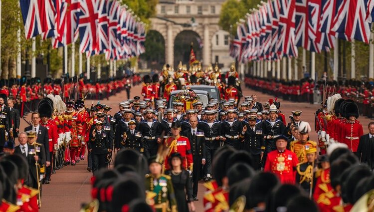 El desfile del féretro de la Reina Isabel II durante su funeral por las calles de Londres