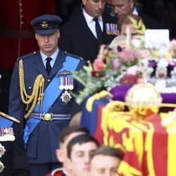 El Príncipe Guillermo y el Rey Carlos III junto al féretro de la Reina Isabel II