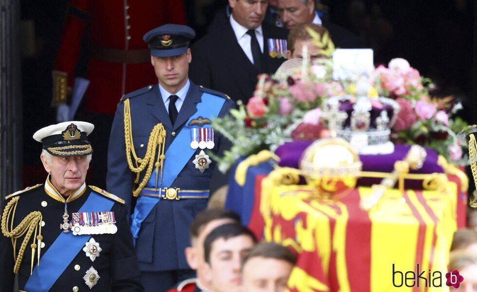 El Príncipe Guillermo y el Rey Carlos III junto al féretro de la Reina Isabel II