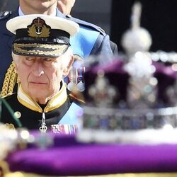 El Rey Carlos III junto al féretro de la Reina Isabel II en su funeral