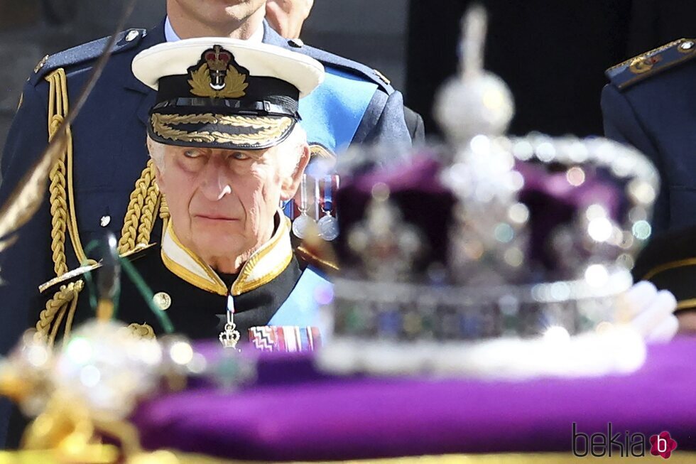 El Rey Carlos III junto al féretro de la Reina Isabel II en su funeral