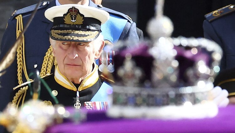 El Rey Carlos III junto al féretro de la Reina Isabel II en su funeral