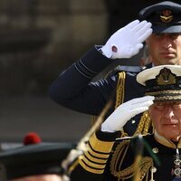 El Príncipe Guillermo y el Rey Carlos III hacen el saludo militar en el funeral de la Reina Isabel II