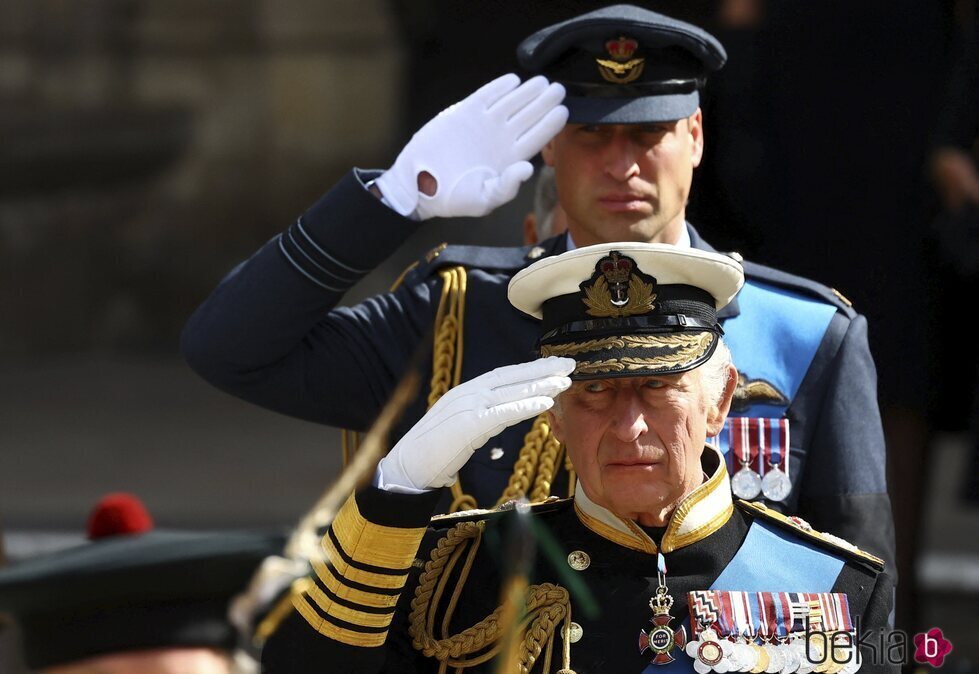 El Príncipe Guillermo y el Rey Carlos III hacen el saludo militar en el funeral de la Reina Isabel II