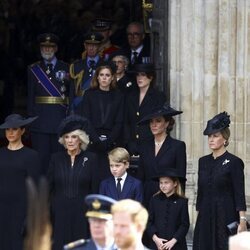 Meghan Markle, Reina Camilla, los Príncipes George y Charlotte, Kate Middleton, Zara Phillips y las Princesas Beatriz y Eugenia de York en el funeral de la