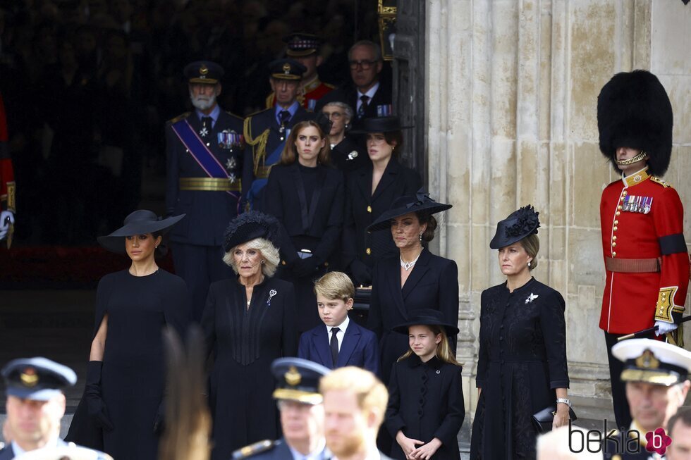 Meghan Markle, Reina Camilla, los Príncipes George y Charlotte, Kate Middleton, Zara Phillips y las Princesas Beatriz y Eugenia de York en el funeral de la