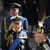 Los Príncipes Guillermo y Harry, el Rey Carlos III y la Princesa Ana en el funeral de la Reina Isabel II