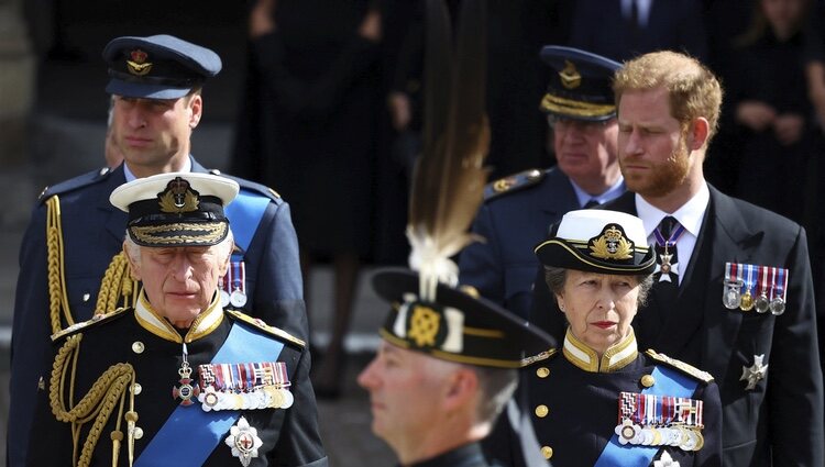 Los Príncipes Guillermo y Harry, el Rey Carlos III y la Princesa Ana en el funeral de la Reina Isabel II