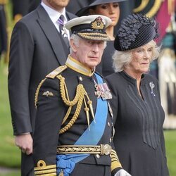 Los Reyes Carlos III y Camilla junto al Príncipe Harry y Meghan Markle en el funeral de la Reina Isabel II