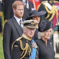 Los Reyes Carlos III y Camilla junto al Príncipe Harry y Meghan Markle en el funeral de la Reina Isabel II