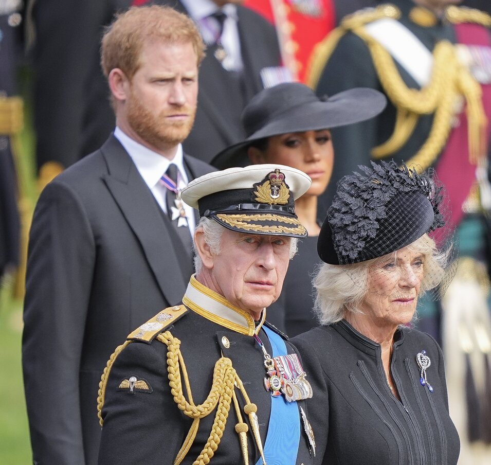 Los Reyes Carlos III y Camilla junto al Príncipe Harry y Meghan Markle en el funeral de la Reina Isabel II