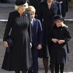 La Reina Camilla, Kate Middleton y los Príncipes George y Charlotte en el funeral de la Reina Isabel II