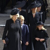 La Reina Camilla, Kate Middleton y los Príncipes George y Charlotte en el funeral de la Reina Isabel II