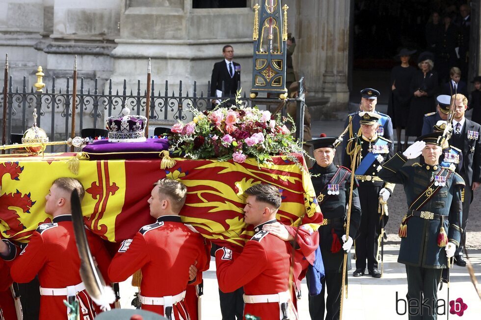 El féretro de Isabel II abandona la Abadía de Westminster para su traslado a Windsor