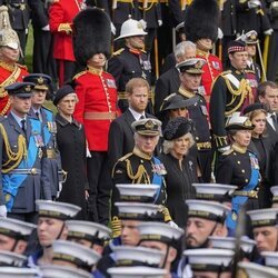 Los Reyes Carlos III y Camilla y los Príncipes Guillermo, Harry, Andrés, Ana, Beatriz y Eugenia y Meghan Markle en el funeral de la Reina Isabel II