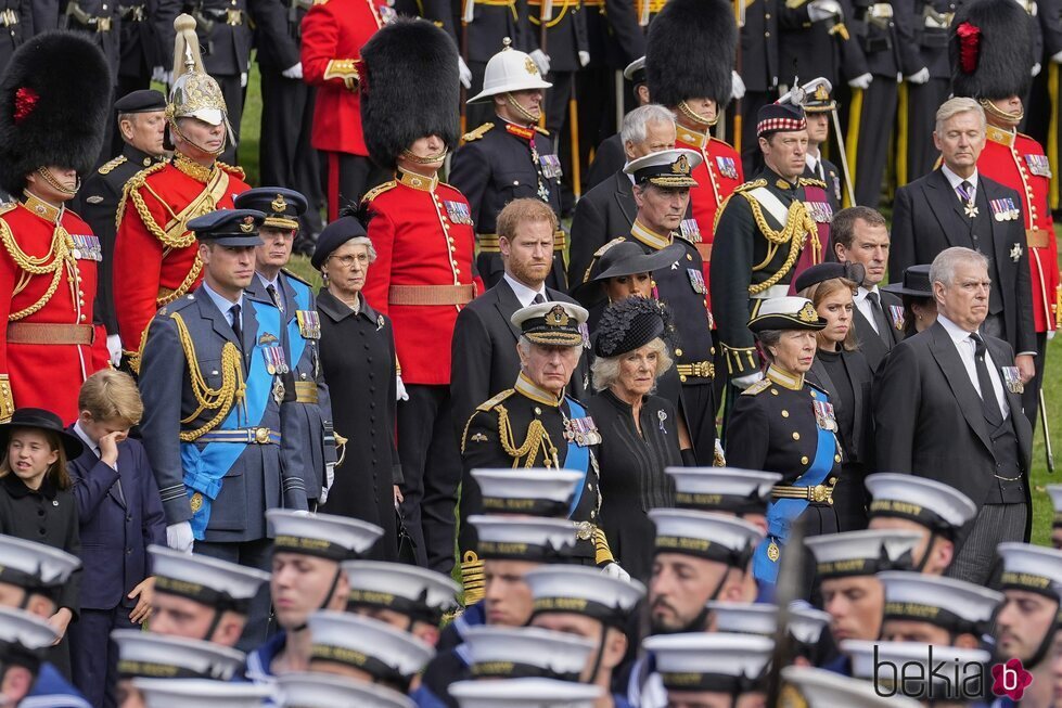 Los Reyes Carlos III y Camilla y los Príncipes Guillermo, Harry, Andrés, Ana, Beatriz y Eugenia y Meghan Markle en el funeral de la Reina Isabel II