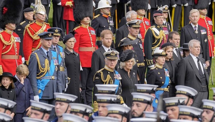 Los Reyes Carlos III y Camilla y los Príncipes Guillermo, Harry, Andrés, Ana, Beatriz y Eugenia y Meghan Markle en el funeral de la Reina Isabel II