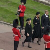 Los Reyes de Holanda y la Princesa Beatriz llegando a Windsor en el funeral de la Reina Isabel II