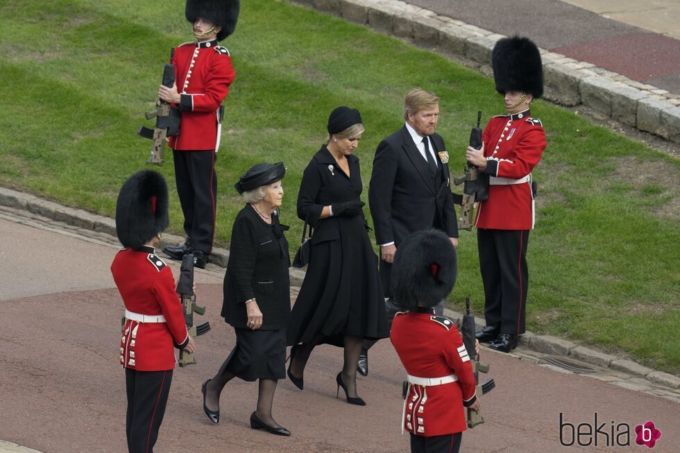 Los Reyes de Holanda y la Princesa Beatriz llegando a Windsor en el funeral de la Reina Isabel II