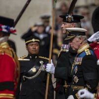 El Rey Carlos III llegando a Windsor tras el féretro de la Reina Isabel II