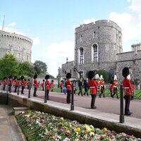 El Castillo de Windsor recibe el féretro de Isabel II para su entierro en la Capilla de San Jorge