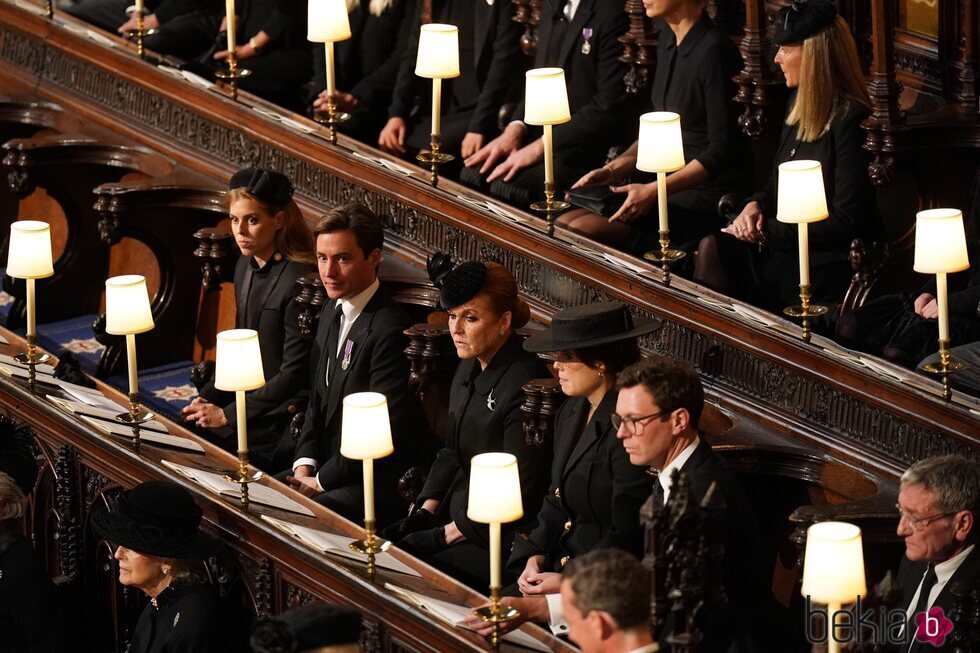 Beatriz y Eugenia de York, Edoardo Mapelli, Jack Brooksbank y Sarah Ferguson en Windsor en el funeral de Isabel II