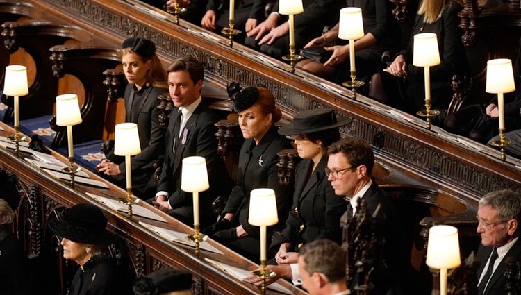 Beatriz y Eugenia de York, Edoardo Mapelli, Jack Brooksbank y Sarah Ferguson en Windsor en el funeral de Isabel II