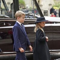 El Príncipe George y la Princesa Charlotte en Windsor para la última misa por la Reina Isabel II