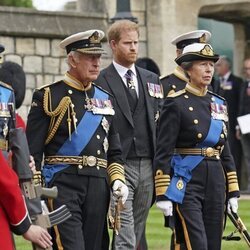 El Rey Carlos III, la Princesa Ana y el Príncipe Harry antes de la última misa por la Reina Isabel II