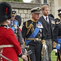 El Rey Carlos III, la Princesa Ana y el Príncipe Harry antes de la última misa por la Reina Isabel II