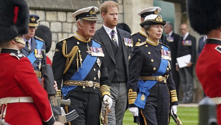 El Rey Carlos III, la Princesa Ana y el Príncipe Harry antes de la última misa por la Reina Isabel II