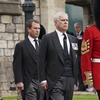 El Príncipe Andrés y Peter Phillips en Windsor para la última misa por la Reina Isabel II