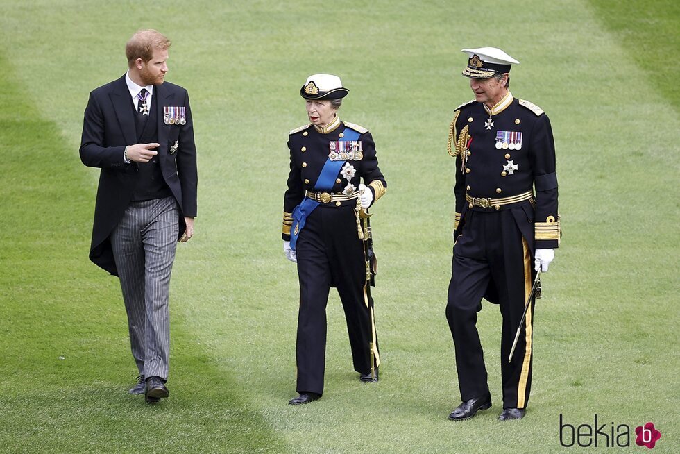 El Príncipe Harry, la Princesa Ana y Timothy Laurence en Windsor para la última misa de la Reina Isabel II