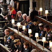 El Rey Carlos III, la Reina Camilla y demás miembros de la Familia Real en Windsor en la última misa por la Reina Isabel II