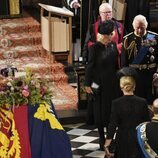 El Rey Carlos y la Reina Camilla ante el féretro de la Reina Isabel II en Windsor